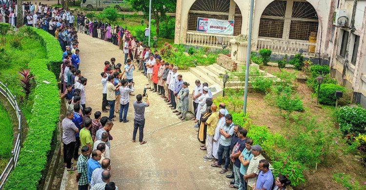 কুবি শিক্ষার্থী সুমাইয়া ও তার মায়ের স্মরণে কালো ব্যাজ ধারণ ও বিচার দাবি